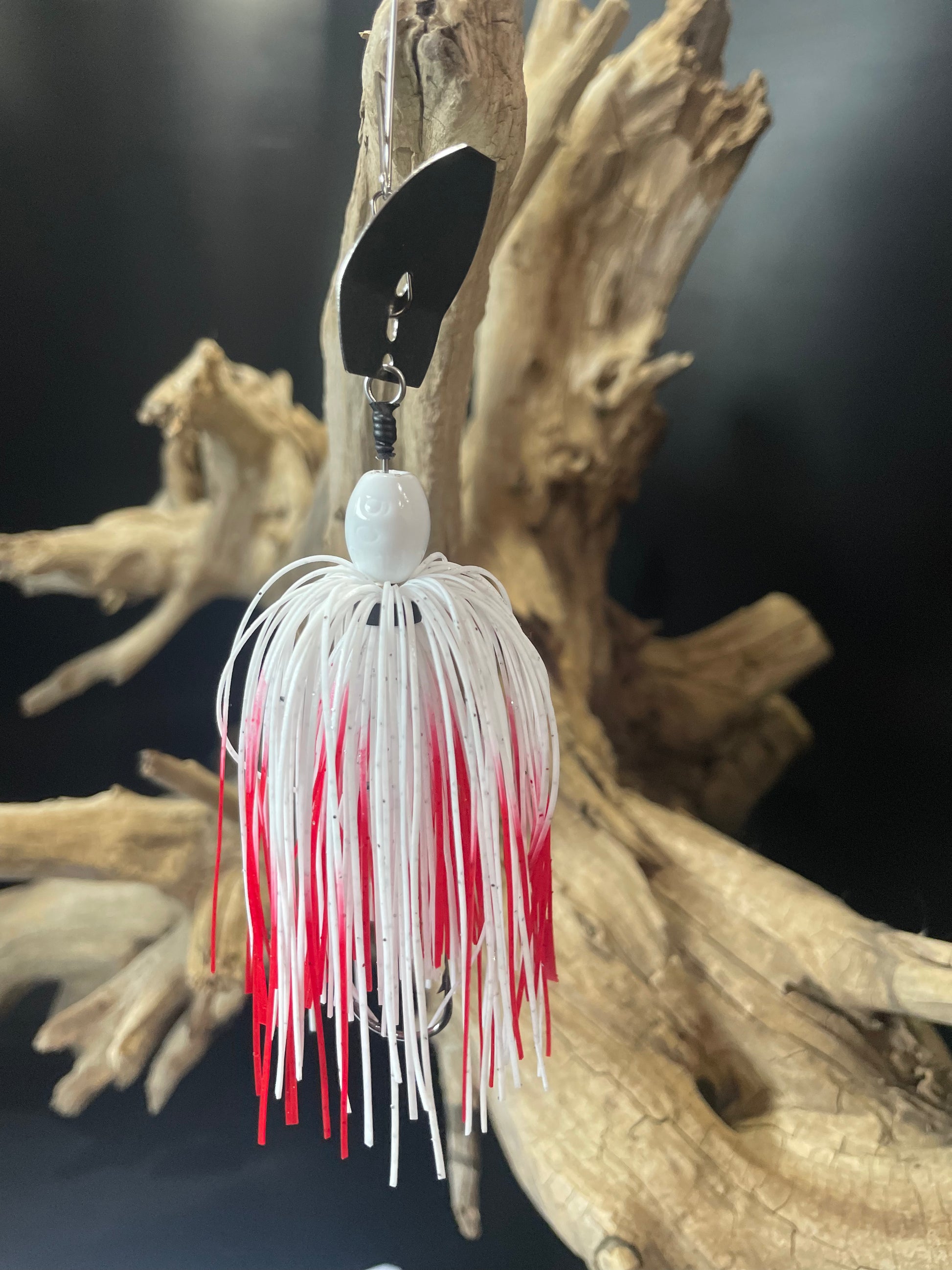 Introducing the Blood Moon, a versatile chatterbait fishing lure designed with a #4/0 hook and your choice of a black or silver blade. With a weight of 3/8 oz and a combination of white and red colours, this chatterbait is perfect for catching bass and other species. Upgrade your fishing game today!