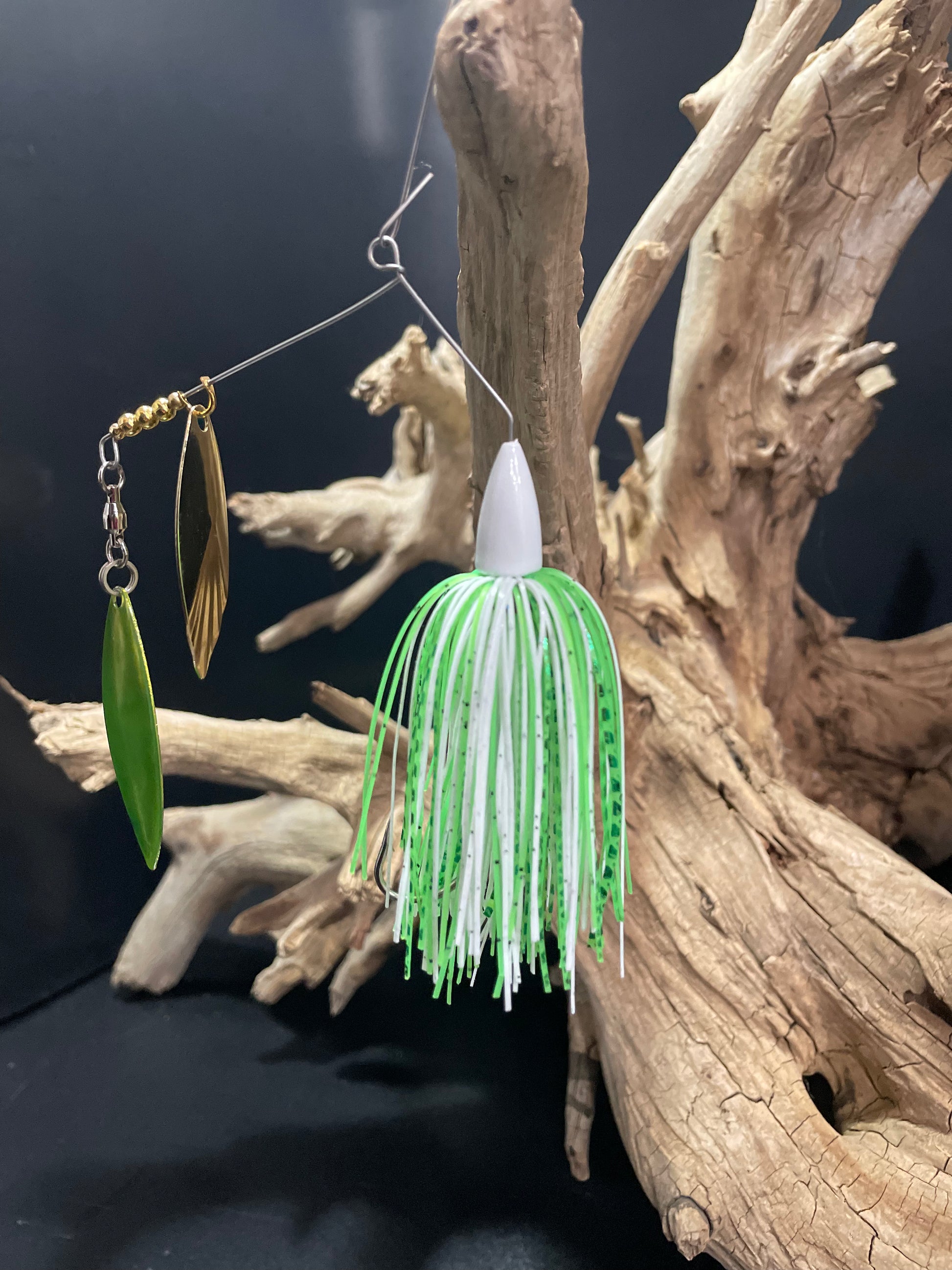The Limewire Bass Spinnerbait fishing lure offers a sleek design with a white and lime green colour scheme. Its 3/8 oz weight and #5 and #4.5 willow blades provide an enticing spin, while the #4/0 hook ensures a secure catch. Perfect for catching bass and enhancing your fishing experience.