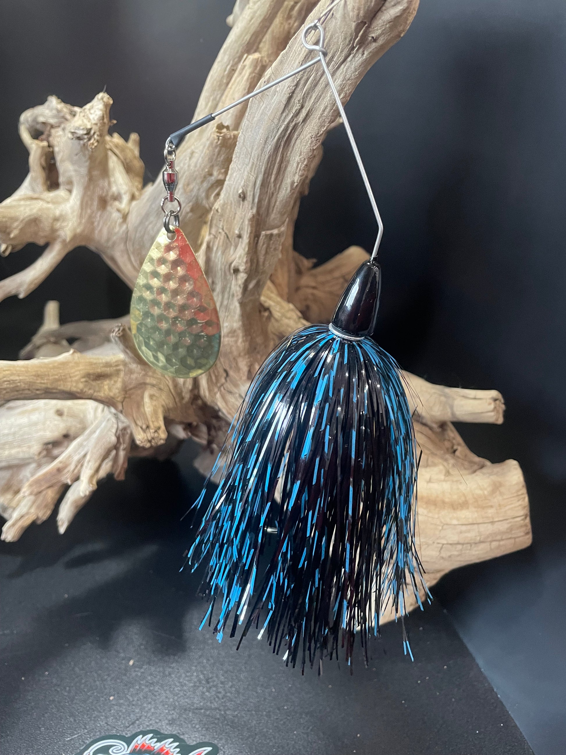 Introducing the Muskie/Pike Spinnerbait fishing lure in a sleek and striking Black and Blue colour. With a 1oz head and #8 Hex Blade, this bait offers optimal weight and blade size for successful muskie fishing. Trust in its design and precision to attract big bites. Pro-Tec clear blades for durability and to prevent corrosion.