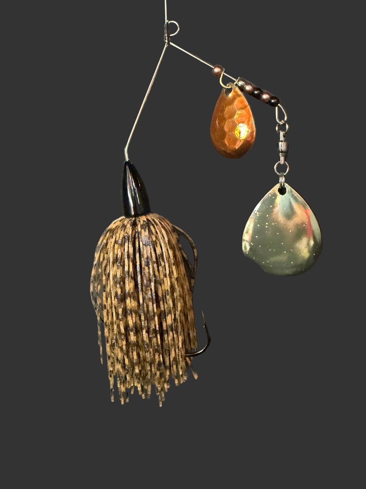 Bass Spinnerbait fishing lure offers a perfect blend of earthy brown and black tones, boasting a 3/8 oz weight for maximum casting distance. Its #5 deep cut Colorado Blade and complementing copper coloured deep cut Blade 