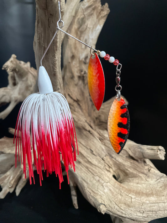3/8oz White and Red spinnerbait with #4.5 and #5 Willow blades. UV glow and wired skirt. #3/0 hook with snap ring. Great for catching bass