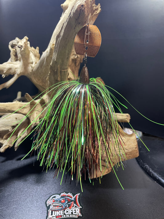 The Copper Creeper is a professional-quality, 1 oz Pike/Muskie Chatterbait fishing lure designed for expert anglers. Its copper and chartreuse colour blend has been tested and proven to attract fish, while the durable #7/0 hook ensures a strong and successful catch. Upgrade your fishing game with this cutting-edge lure.