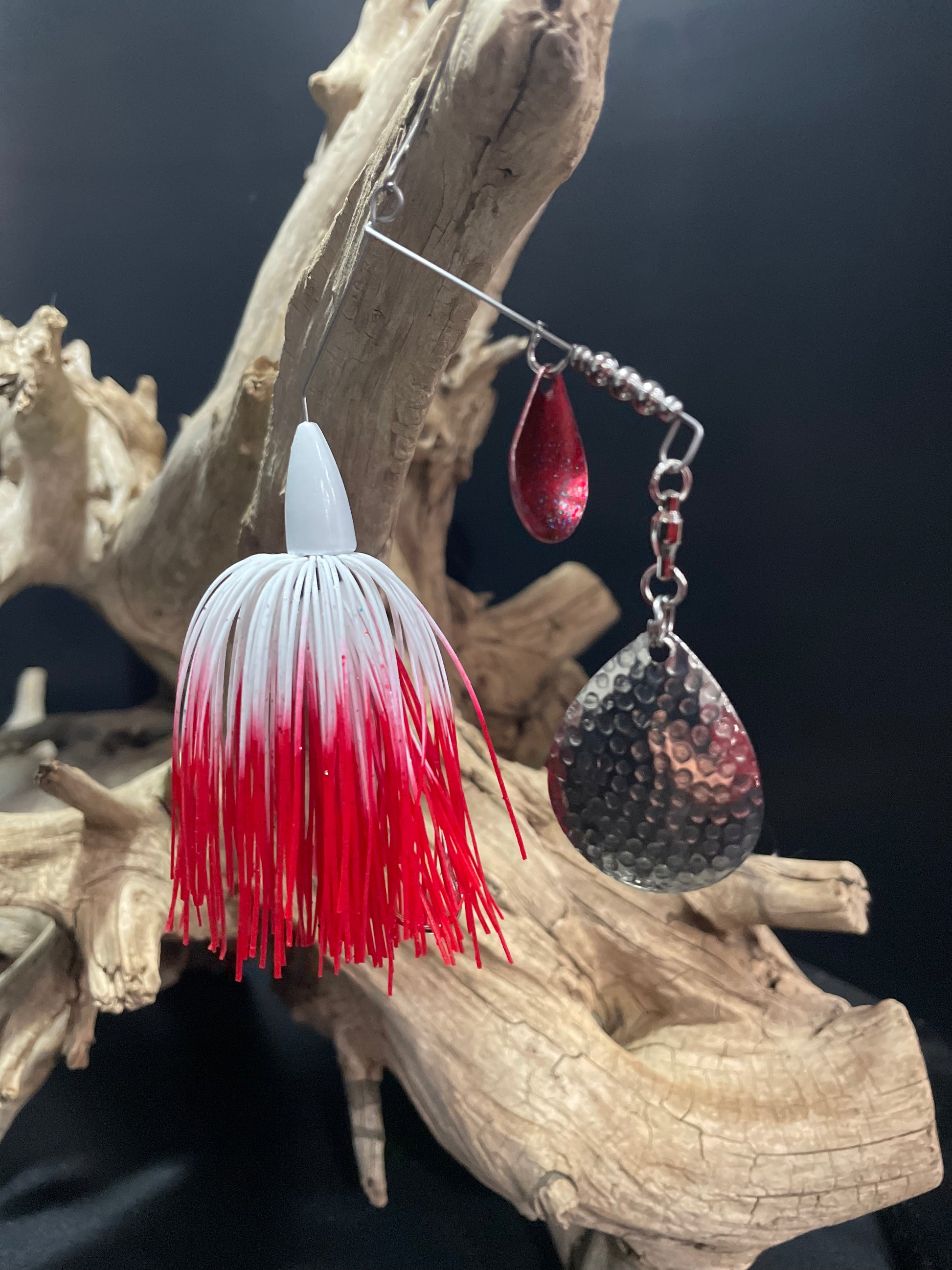  This Red and White Bass Spinnerbait fishing lure features a 3/8 oz weight and a #4/0 hook, 