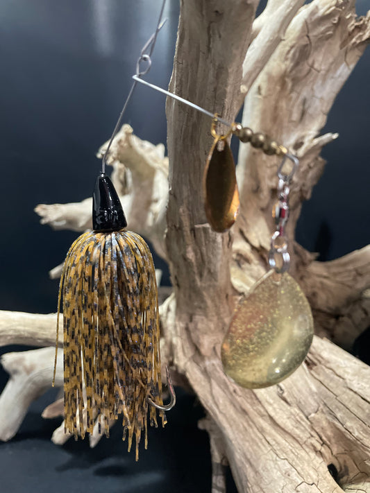 Bass Spinnerbait fishing lure offers a perfect blend of earthy brown and black tones, boasting a 3/8 oz weight for maximum casting distance. Its #5 deep cut Colorado Blade and complementing copper coloured deep cut Blade 