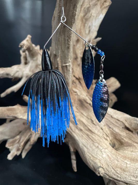 3/8oz black and blue spinnerbait with UV glow. #4.5 and #5 willow blades and wired skirt and #3/0 hook with snap ring. Great for fishing bass