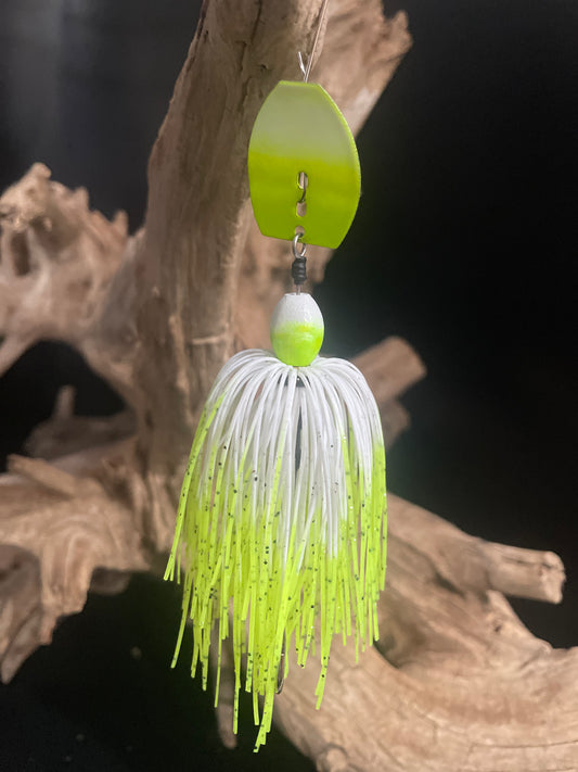 The Electric Vice bass chatterbait features a vibrant chartreuse and white colour scheme designed to attract bass effectively. Weighing 3/8 oz and equipped with a durable #4/0 hook and wired skirt, this lure offers optimal balance and hooking power for serious anglers targeting bass in various water conditions. Its precise design ensures strong vibration and flash to provoke strikes from wary fish.
