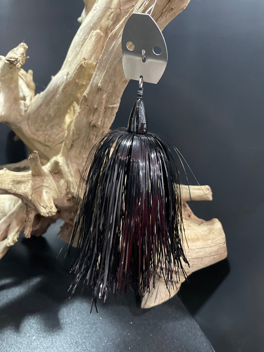 The Black Magic head chatterbait fishing lure boasts a 1 oz weight and features a Magnum bubble hole and a #7/0 hook. The combination of these features provides an effortless and effective fishing experience.