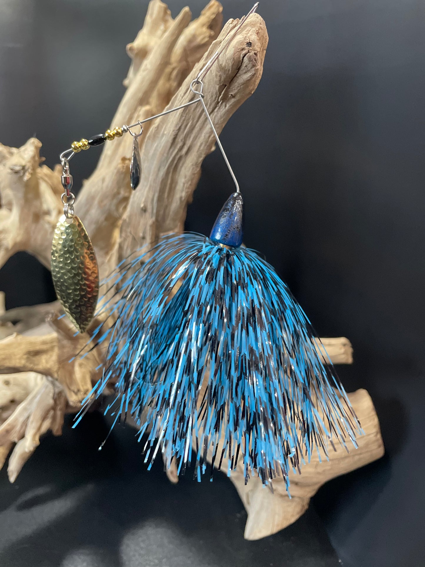 Looking for a versatile and reliable bass spinnerbait? Look no further than Ink'd Fury. Available in 3/4oz and 1/2oz options, each with a sturdy #5/0 hook and eye-catching blue and black colouring. Catch more fish with ease thanks to the added attraction of the willow blade.