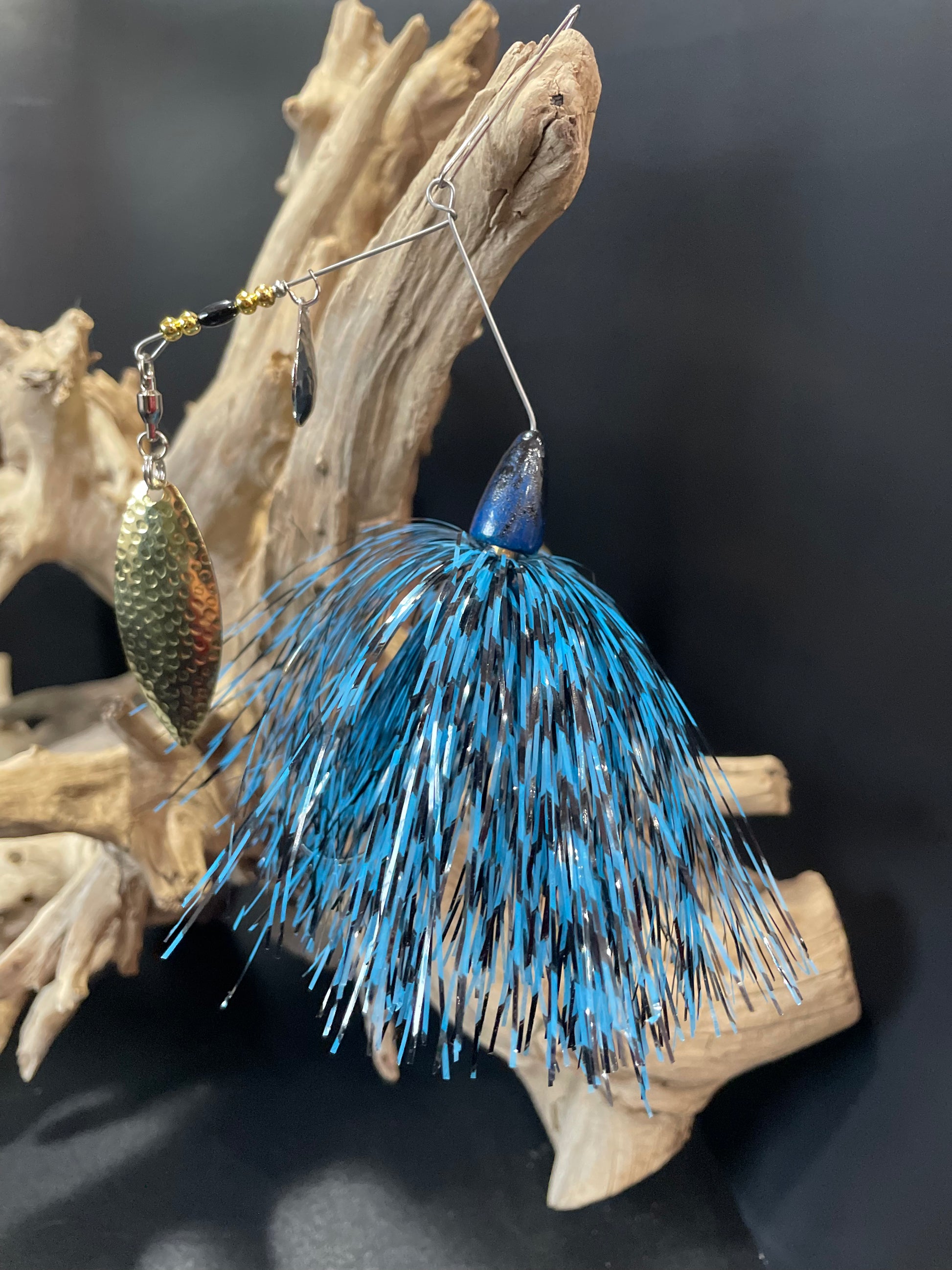 Looking for a versatile and reliable bass spinnerbait? Look no further than Ink'd Fury. Available in 3/4oz and 1/2oz options, each with a sturdy #5/0 hook and eye-catching blue and black colouring. Catch more fish with ease thanks to the added attraction of the willow blade.