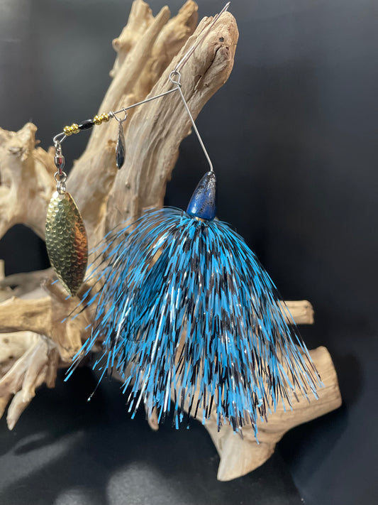 Looking for a versatile and reliable bass spinnerbait? Look no further than Ink'd Fury. Available in 3/4oz and 1/2oz options, each with a sturdy #5/0 hook and eye-catching blue and black colouring. Catch more fish with ease thanks to the added attraction of the willow blade.