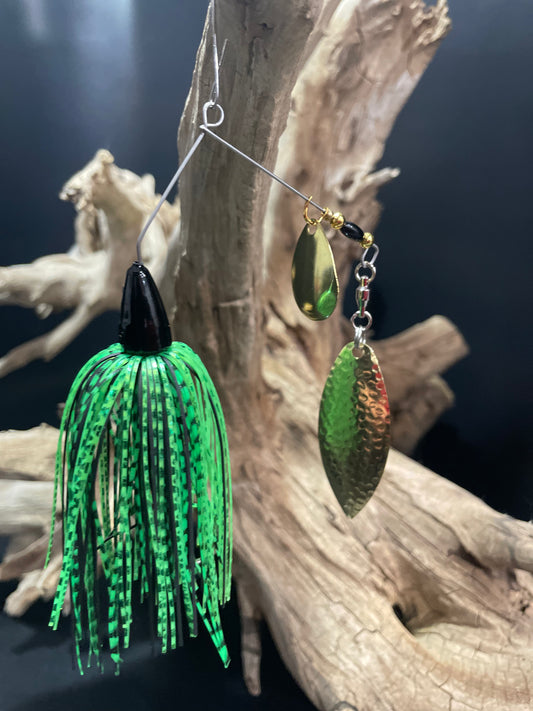 The Night Leech is a versatile and efficient fishing spinnerbait, designed for catching Green and Black Bass. With a 3/8 oz weight and a #5 Willow Blade combined with a deep cut Colorado Blade, it's perfect for attracting and hooking fish. Its #4/0 hook ensures a strong hold on your catch. Improve your fishing game with the Night Leech.