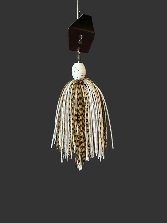 The Pale Hex Chatterbait features a white and brown design, with a 3/8 oz weight and a silver blade attached to a #4/0 hook. The unique combination of colours and weight allows for efficient movement and increased chances of catching fish. Expertly designed for optimal fishing results.