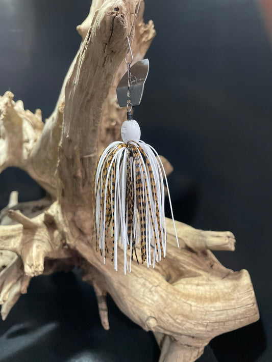 The Pale Hex Chatterbait features a white and brown design, with a 3/8 oz weight and a silver blade attached to a #4/0 hook. The unique combination of colours and weight allows for efficient movement and increased chances of catching fish. Expertly designed for optimal fishing results.