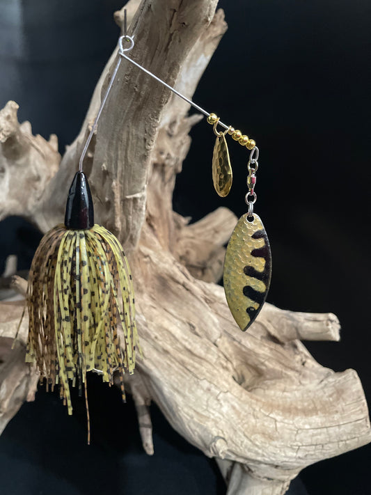 Black & Brown 3/8 oz spinnerbait with #3.5 deep cut Colorado Blade with a #5 Willow Blade and a #3/0 hook. Built for visibility, strength, and serious strikes. Made to perform in all waters.