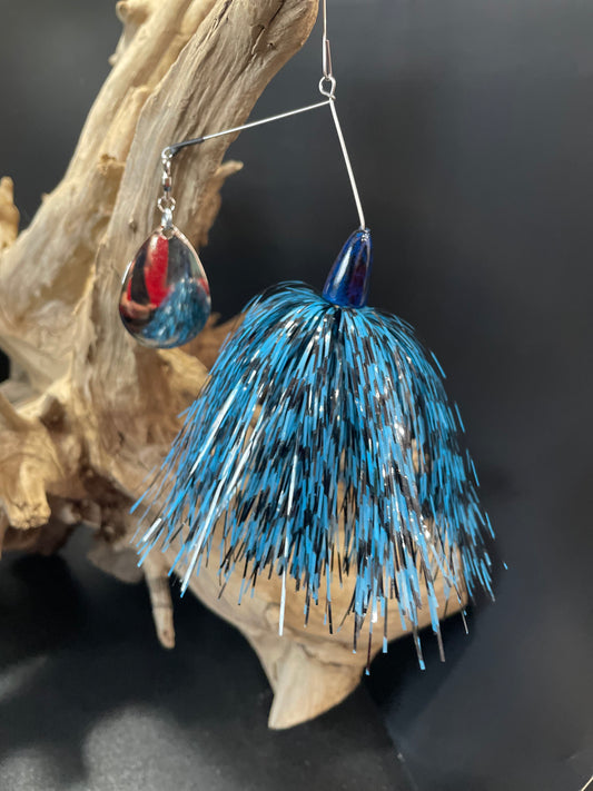 The Shadow Strike is a must-have for all anglers. Its bass spinnerbait fishing lure with #7 Colorado blade with UV glow is designed to attract fish with its irresistible shine. The #5/0 hook ensures a strong grip, while the black and blue colour combo adds a touch of mystery. Available in 1/2 oz and 3/4 oz for maximum versatility.