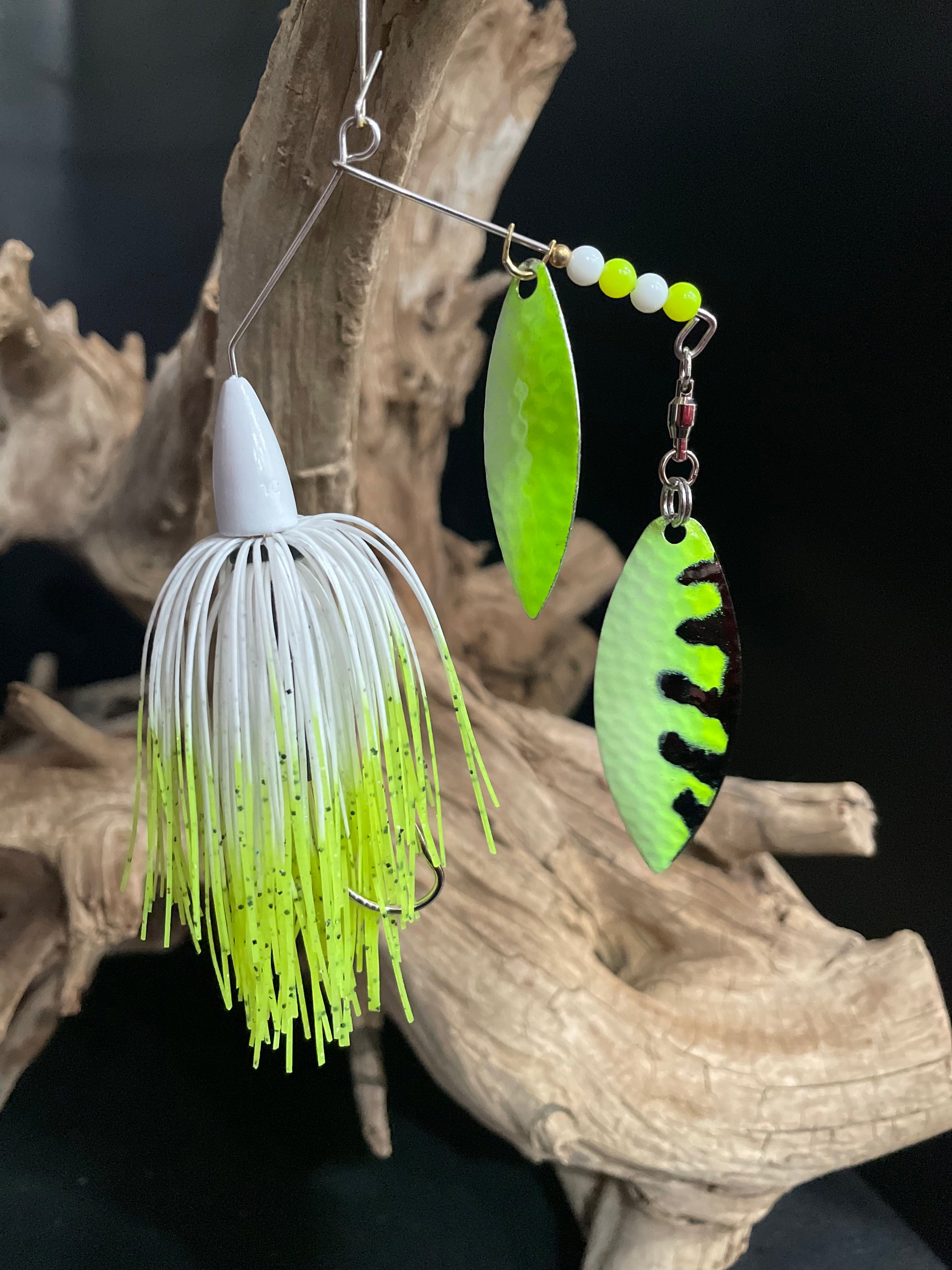 3/8oz white and chartreuse Spinnerbait with a #4.5 and #5 willow Blades. UV Glow and #3/0 hook with snap ring and wired skirt
