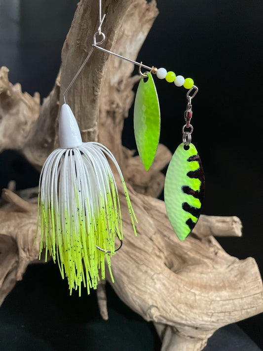 3/8oz white and chartreuse Spinnerbait with a #4.5 and #5 willow Blades. UV Glow and #3/0 hook with snap ring and wired skirt