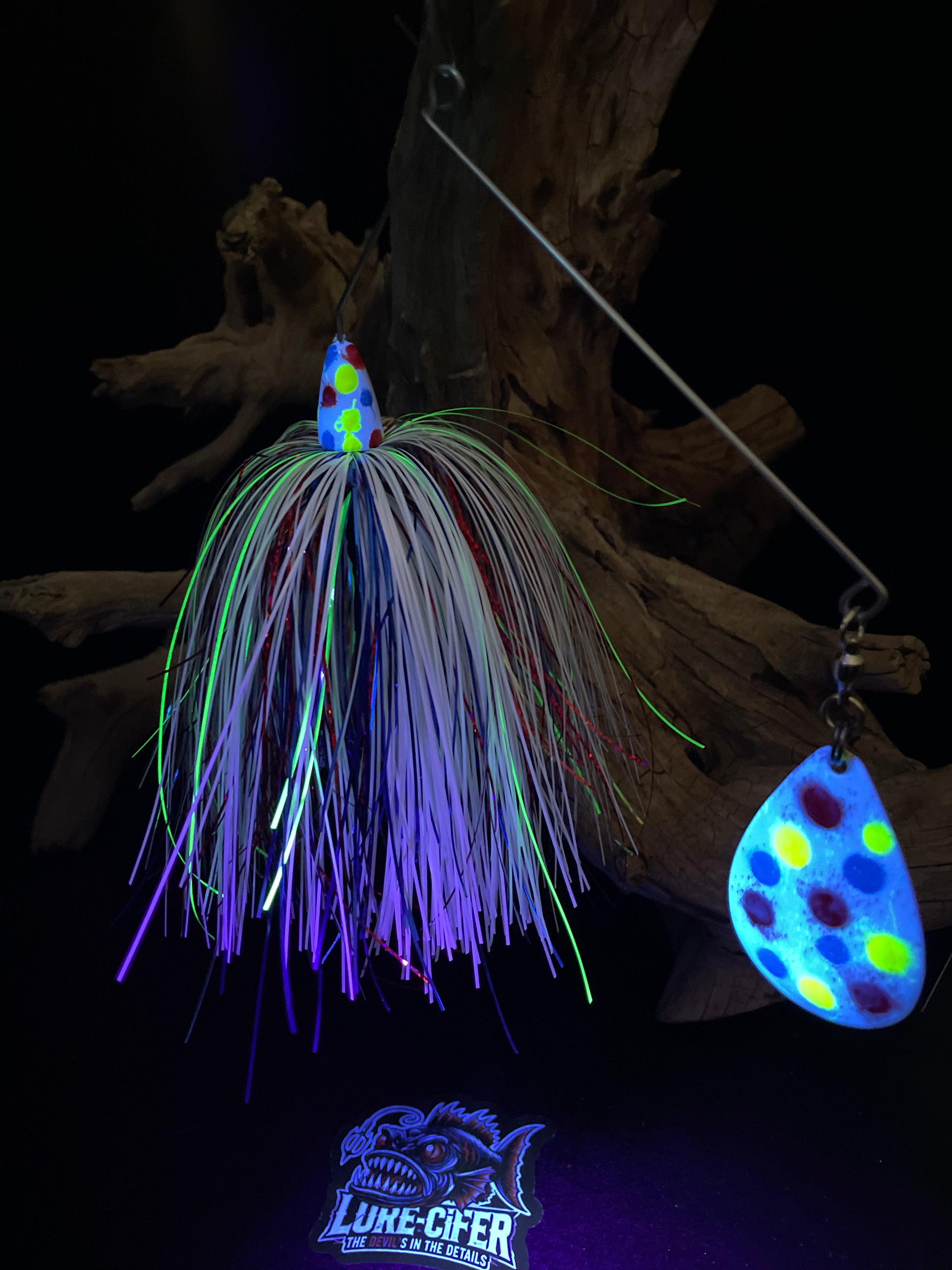 Wonder Bread 1oz Muskie fishing lure. #7/0 hook with a #8 Colorado Blade. Air Brushed with Pro-Tec Powder paint. Canadian made in Brantford Ontario. Red, Blue White and Chartreuse. picture 2 showing with UV glow